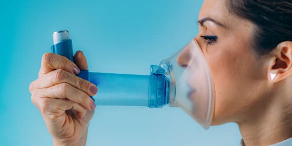 Frau mit Inhalator